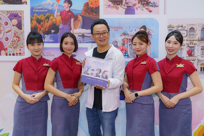 2025 ITF台北國際旅展8日來到展期第2天，中華航空總經理陳漢銘（中）也現身活動現場，推廣2026年桌曆。（華航提供）中央社記者余曉涵傳真114年11月8日