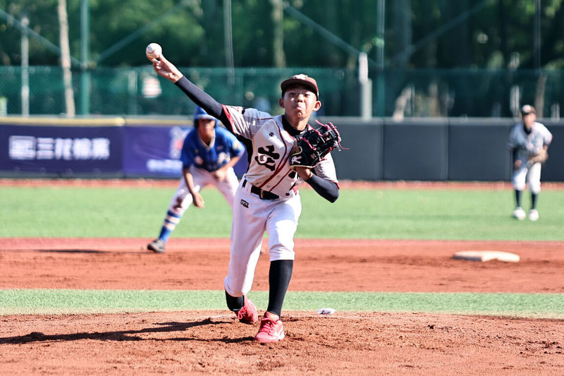 2025第17屆重光盃全國少棒錦標賽8日在剛完成冠名的「青年公園謝國城紀念棒球場」舉行，開幕戰由台南立人與高雄壽天交手，立人派出陳炤廷（中）先發主投，可惜立人終場以5比7吞敗。（陳重光文教基金會提供）中央社記者謝靜雯傳真 114年11月8日