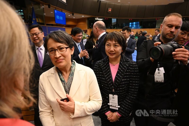 副總統蕭美琴(前中,著白西服者)7日在歐洲議會舉行的對中政策跨國議會聯盟(IPAC)峰會發表演說,身旁為台灣IPAC共同主席范雲(著黑底白條紋西服者),蕭副總統特別感謝IPAC對台灣的支持。中央社記者吳柏緯布魯塞爾攝 114年11月8日