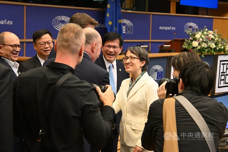 2025年IPAC高峰會在比利時布魯塞爾的歐洲議會召開,副總統蕭美琴在峰會上發表演說,並在外交部長林佳龍陪同下與參加者交流。中央社記者吳柏緯布魯塞爾攝 114年11月8日