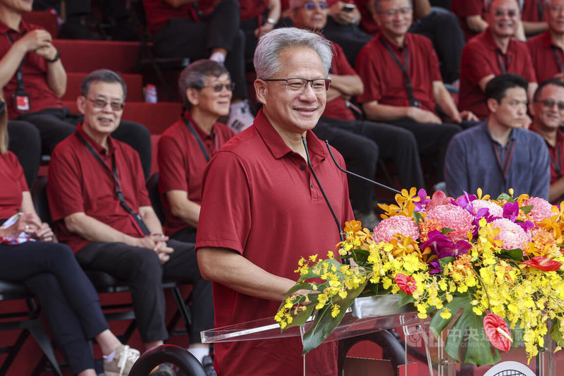 輝達（NVIDIA）執行長黃仁勳（圖）8日在新竹縣立體育場出席台積電運動會，並登台致詞。中央社記者鄭清元攝 114年11月8日