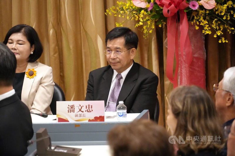 國民黨立委等人提停砍公教年金的法案,但朝野意見分歧。前教育部長潘文忠(中)8日出席「黃昆輝90歲祝壽文集新書發表會」,會前接受媒體聯訪表示,要兼顧體恤退休人員和政府財政,並考慮到物價波動等,確實面臨兩難。中央社記者陳至中台北攝 114年11月8日