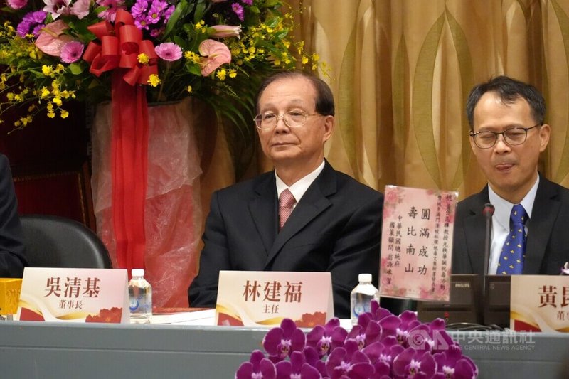 國民黨立委等人提停砍公教年金的法案，但朝野意見分歧。前教育部長吳清基（中）8日出席「黃昆輝90歲祝壽文集新書發表會」，會前接受媒體聯訪，期許朝野找到平衡點，對財政不會造成太大的困難，並激勵公教人員的士氣。中央社記者陳至中台北攝　114年11月8日