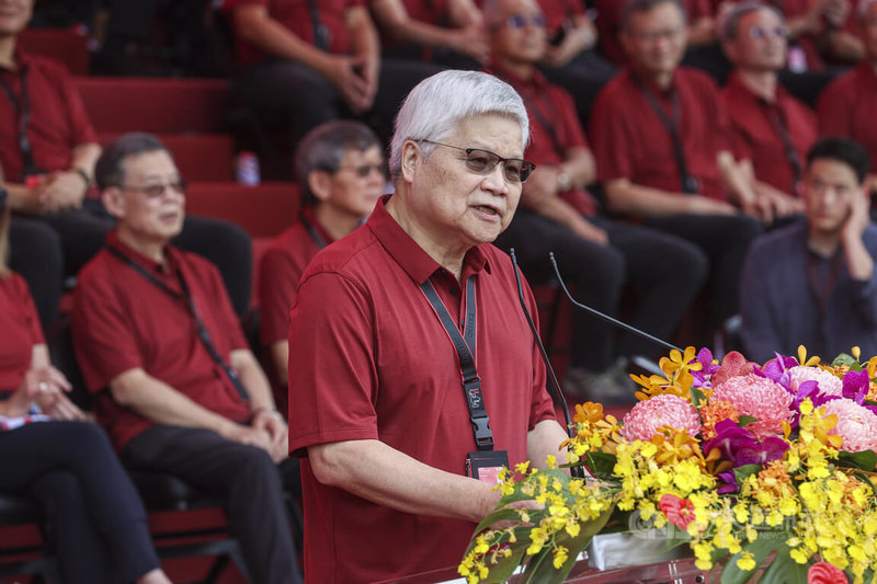 台積電8日在新竹縣立體育場舉辦運動會，董事長暨總裁魏哲家（圖）在會中致詞時宣布，對台積電台灣與世界各地員工發放禮物，每人新台幣2.5萬元。中央社記者鄭清元攝　114年11月8日