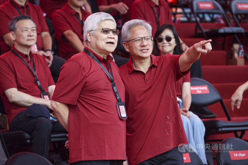 2025年台積電運動會8日上午在新竹縣立體育場登場,台積電董事長魏哲家(前左)與輝達(NVIDIA)執行長黃仁勳(前右)出席。中央社記者鄭清元攝 114年11月8日