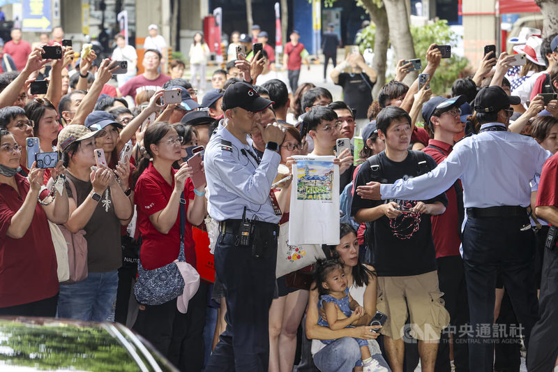 輝達(NVIDIA)執行長黃仁勳8日現身2025年台積電運動會,許多粉絲在場外等候黃仁勳,期待跟他簽名合影。中央社記者鄭清元攝 114年11月8日
