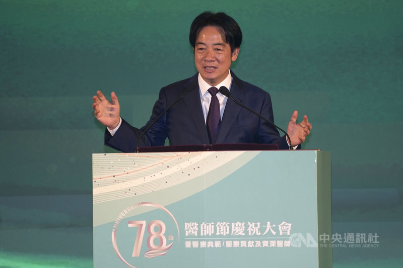 總統賴清德8日在圓山大飯店,出席「第78屆醫師節慶祝大會」,致詞勉勵照顧國人健康的醫師們,並暢談健保制度與「健康台灣」政策。中央社記者徐肇昌攝 114年11月8日