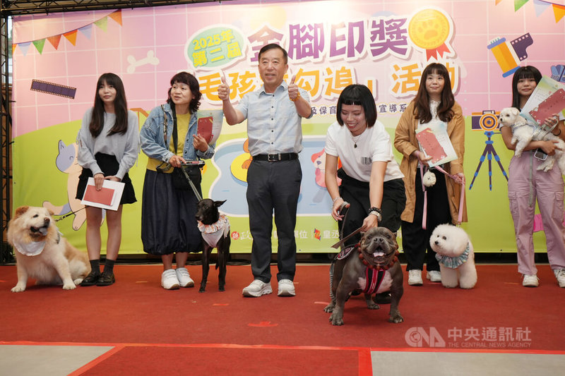 「2025年第2屆金腳印獎–毛孩鏡勾追」8日在屏東農業物產館舉辦頒獎典禮，形形色色的可愛毛孩齊聚一堂，場面熱鬧活潑。中央社記者黃郁菁攝　114年11月8日