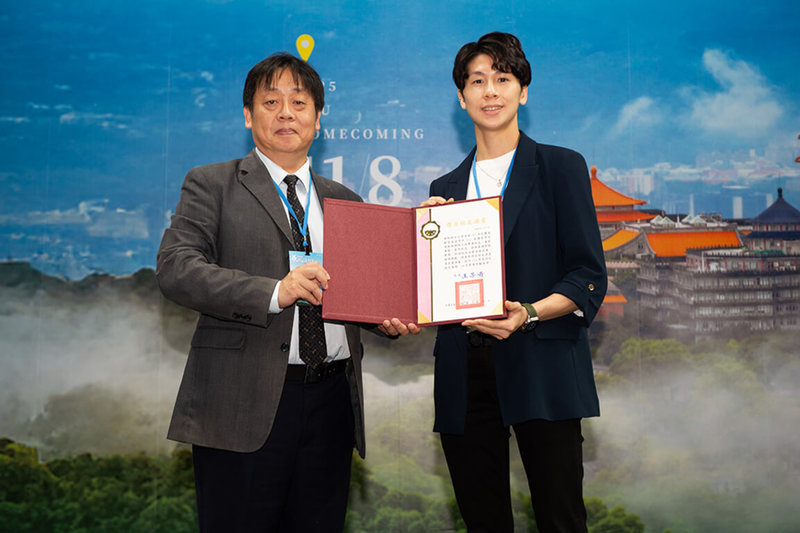 中國文化大學8日舉辦「2025華岡校友返校節」，2月獲傑出校友頭銜的奧運金牌拳后林郁婷（右）出席與超過1000名校友一同慶賀，致詞時並感謝母校栽培。（中國文化大學提供）中央社記者陳至中傳真　114年11月8日