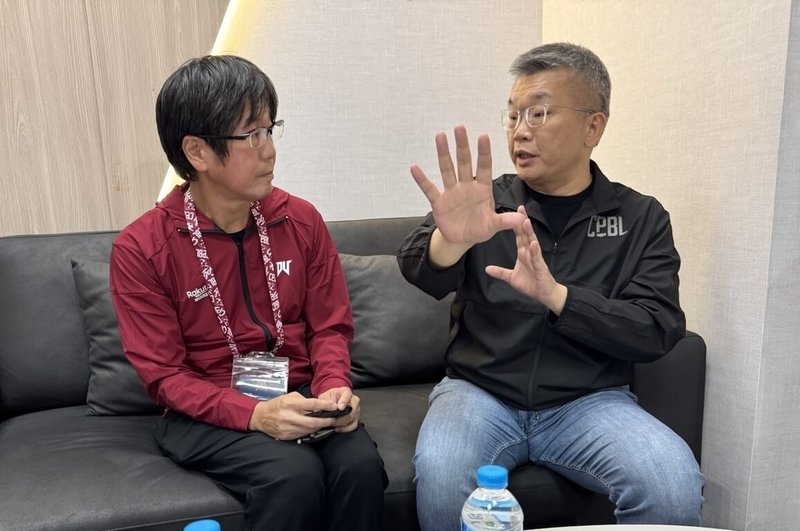 中華職棒樂天桃猿隊本季伙食、二軍宿舍都有狀況，中職會長蔡其昌（右）8日親自與樂天亞太區CEO葛城崇（左）碰面會談約20分鐘，盼至少滿足球員基本照顧。（中華職棒提供）中央社記者謝靜雯傳真　114年11月8日