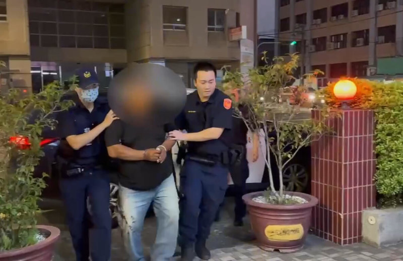 台中市大里區李姓男子（左2）8日與友人飲酒發生口角衝突，竟持水果刀刺傷友人後逃逸。警方獲報循線逮捕李男帶回偵訊。（民眾提供）中央社記者趙麗妍傳真　114年11月8日