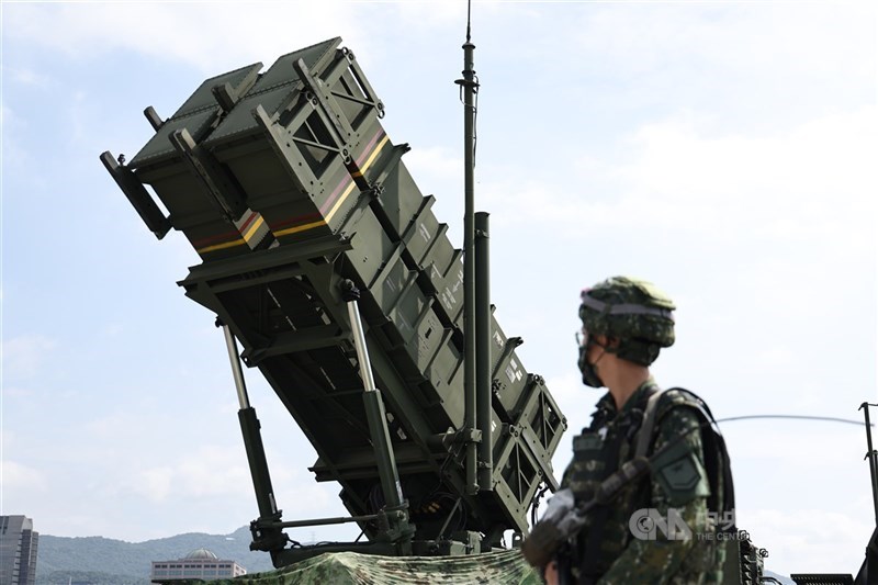 圖為愛國者防空飛彈車進駐台北市觀山河濱公園。（中央社檔案照片）