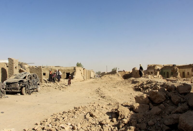 阿富汗南部坎達哈省民眾10月16日在停火期間查看空襲中受損的房屋。（路透社）