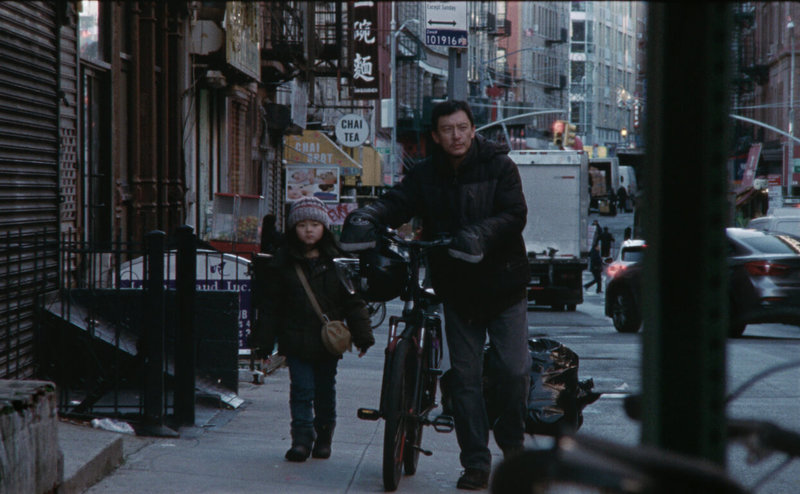 演員張震(右)在電影「幸福之路」中扮演一名華人移民外送員,在做為生財工具的車子被偷後,遭遇一連串慘事。(甲上娛樂提供)中央社記者王心妤傳真 114年11月8日