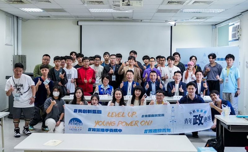 由泛藍議員組成的「新藍圖連線」8日在新北板橋舉辦營隊，吸引全台多名青年學子參與，開場特別邀請前中廣董事長趙少康（2排坐者左2）到場分享。（新藍圖連線提供）中央社記者黃旭昇新北市傳真　114年11月8日