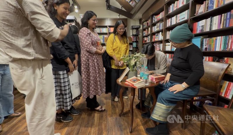 台灣作家楊双子(右2)著作「臺灣漫遊錄」近期在印度出版界引發迴響,她6日在德里舉辦座談闡述創作理念,並為民眾簽書留念。中央社記者李晉緯新德里攝 114年11月8日