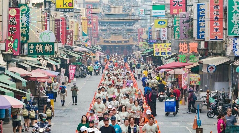 2025北港媽祖盃全國馬拉松8日在雲林北港盛大登場，以「為愛而跑、為平安而跑」為核心主軸，逾萬名跑者從四面八方齊聚北港牛墟。（鑫囍創業提供）中央社記者黎建忠傳真  114年11月8日