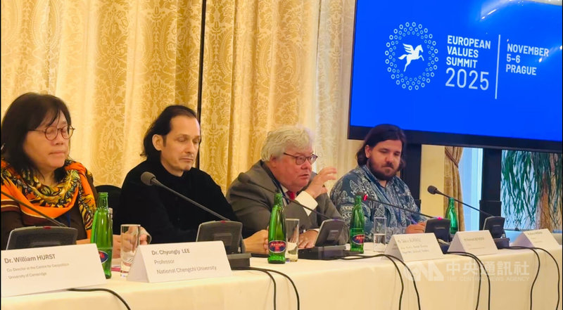 德國挺台重量級政治人物包瑞翰（Reinhard Bütikofer，右2）在布拉格的「歐洲價值高峰會」上表示，歐洲與台灣之間的關係在過去6年發生「根本性的改變」，歐洲以更地緣政治的方式思考全球局勢，逐漸意識到台灣的安全與自身利益息息相關。中央社記者劉郁葶布拉格攝 114年11月8日