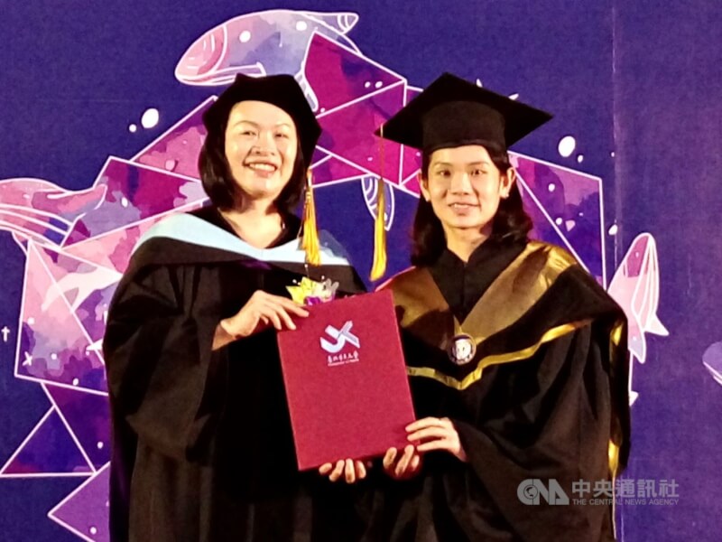 2018年戴資穎（右）從台北市立大學競技運動訓練研究所畢業，從校長戴遐齡（左）手中接下術科傑出貢獻獎。（中央社檔案照片）