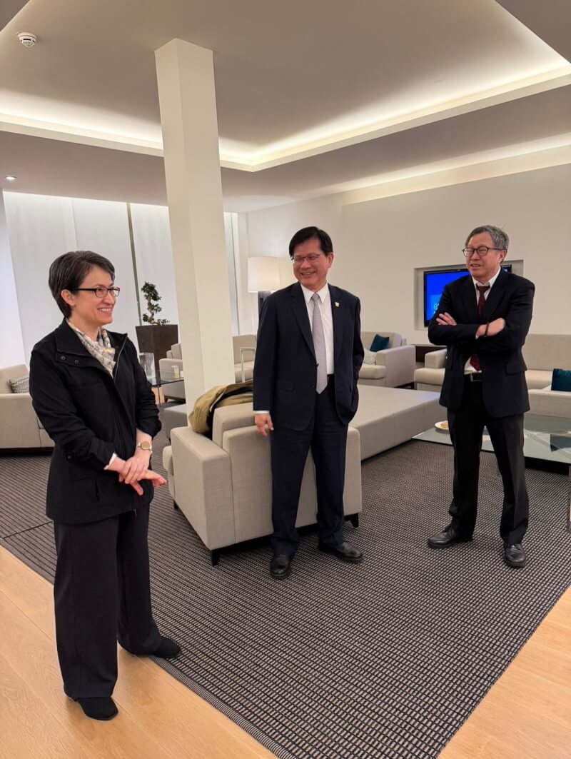 副總統蕭美琴（左）在外交部長林佳龍（右）陪同下前往布魯塞爾，出席IPAC在歐洲議會舉行的峰會。（圖取自threads.com/@dragonforpeople）