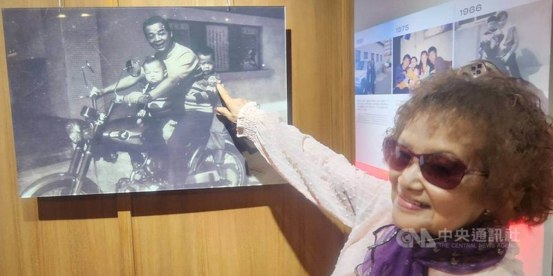 位於澎湖篤行十村內的「張雨生紀念館」8日重新開館,館內展示許多老照片,陳述已故歌手張雨生的生命故事。張雨生母親張福全(圖)也親自與家人到場參觀,在一幅5歲大的張雨生被爸爸騎車搭載出遊的照片前駐足。中央社 114年11月8日