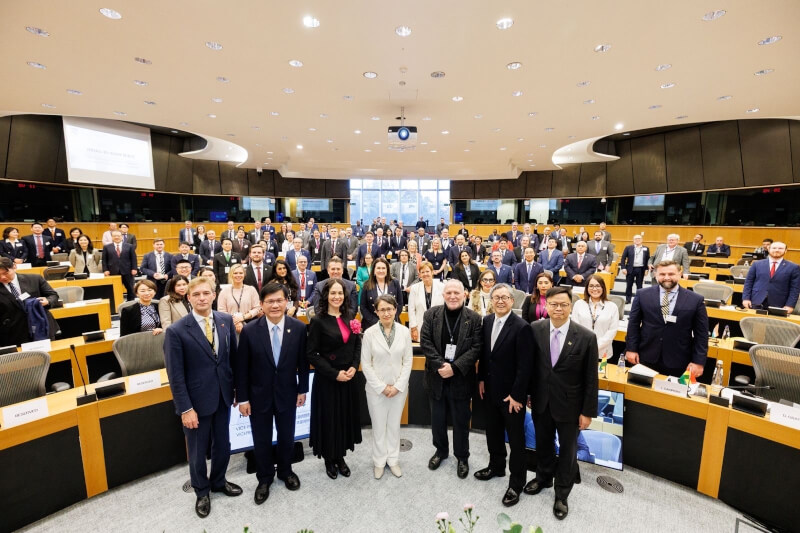 圖為副總統蕭美琴(前中,白衣)與IPAC與會各國議員合影。(IPAC提供)