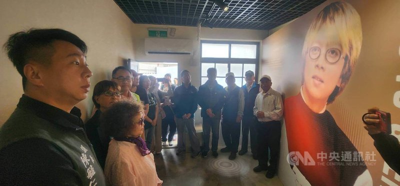 位於澎湖縣篤行十村內的「張雨生紀念館」歷經整修更新後將,8日下午熱鬧舉辦開館儀式,澎湖縣議長陳毓仁(左)等人出席揭牌,參觀館內展出。中央社 114年11月8日