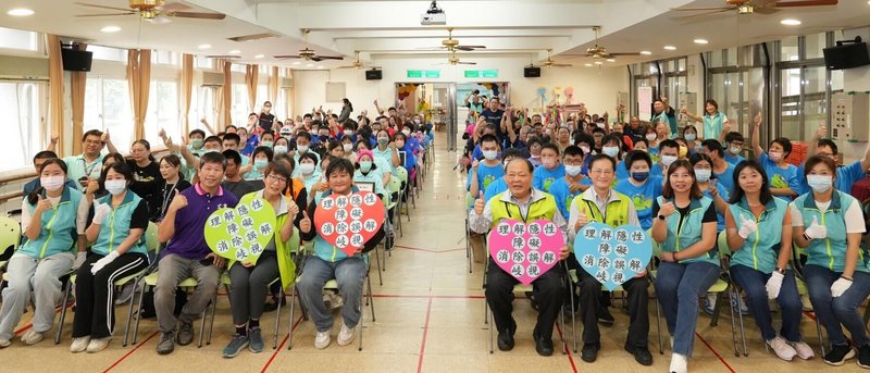 澎湖社區日間作業設施暨身心障礙者社區式日間照顧聯合成果發表會,8日在澎湖身障中心登場,現場除了學員的表演,還展示手作、繪畫、編織等作品,展現出堅持與希望的精神。(澎湖縣政府提供)中央社 114年11月8日