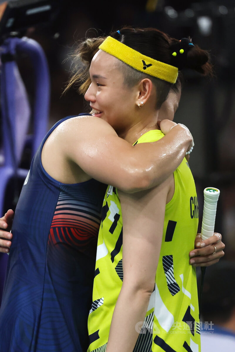 台灣羽球天后戴資穎（右）2024巴黎奧運帶傷出征，在小組賽不敵老戰友依瑟儂（左）無緣晉級，也代表戴資穎奧運最後一舞畫下句點，賽後依瑟儂為戴資穎送上溫暖擁抱。（中央社檔案照片）