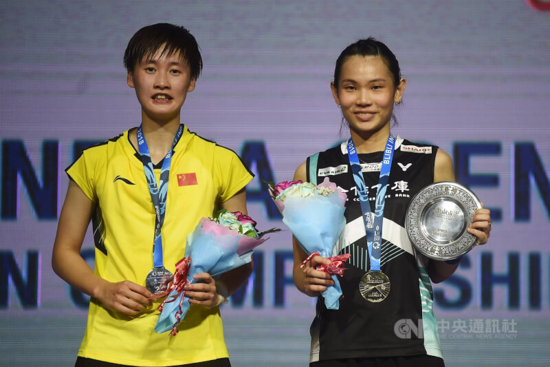 戴資穎2018年在印尼羽球公開賽奪冠，左為獲銀牌中國選手陳雨菲。（中央社檔案照片）