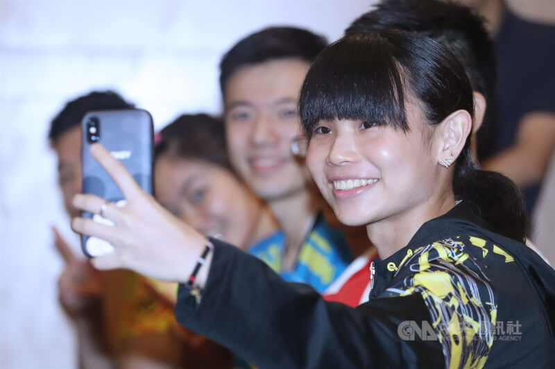 2018年戴資穎（前）出席台北羽球公開賽賽前記者會，和參與賽事的球員開心自拍留念。（中央社檔案照片）