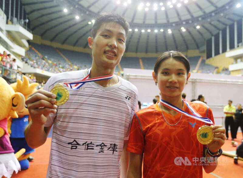 戴資穎（右）與周天成（左）2016年在台北羽球公開賽分別奪冠，一起秀出金牌合影。（中央社檔案照片）