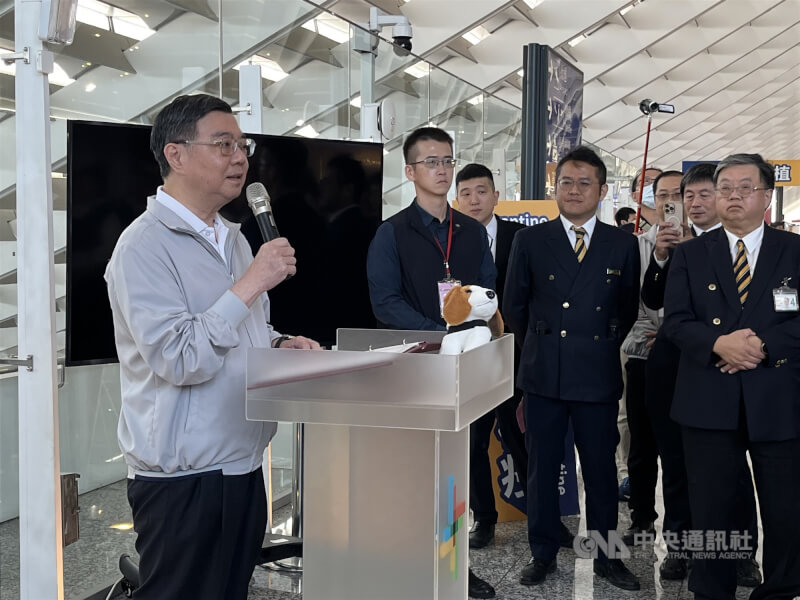 行政院長卓榮泰（左）8日至桃園國際機場視察非洲豬瘟邊境檢疫措施時表示，未來在邊境防疫上有4個要求，務必把非洲豬瘟阻絕於境外。中央社記者葉臻攝 114年11月8日