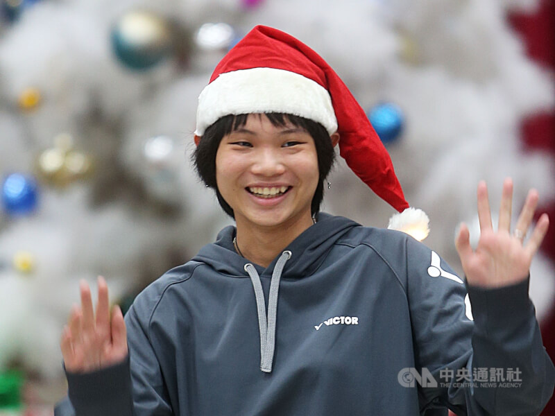 2013年台北市立大學的學生到啟智學校，幫學生過耶誕節，戴資穎頭戴耶誕帽打招呼。（中央社檔案照片）