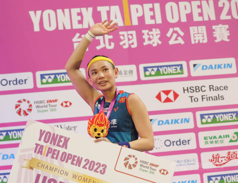 戴資穎2023年拿下生涯第5座台北羽球公開賽冠軍，向現場球迷揮手致意。（中央社檔案照片）