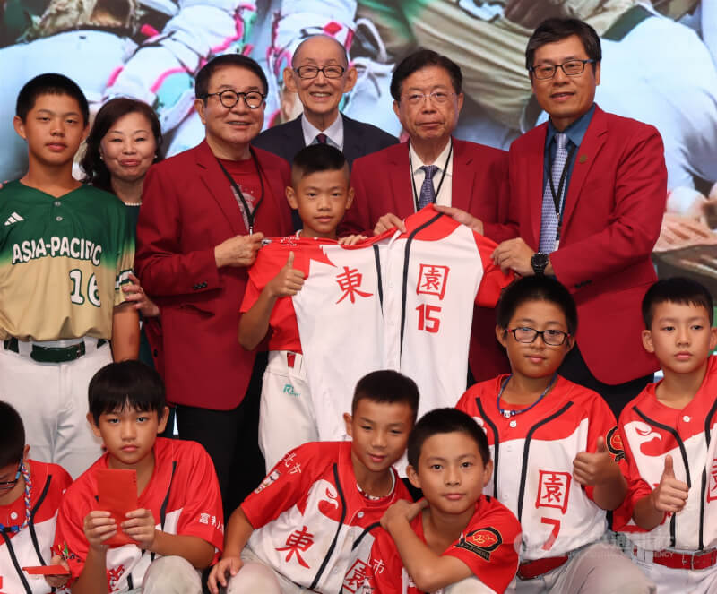 台灣弘久社會關懷協會7日舉辦第5屆會員大會暨公益晚宴7日，弘久會創會會長洪奇昌（後左3）與理事長吳明錦（後右）等人出席，會中致贈奪下威廉波特世界少棒聯盟錦標賽總冠軍的台北市東園國小棒球隊新球衣。中央社記者張新偉攝　114年11月7日