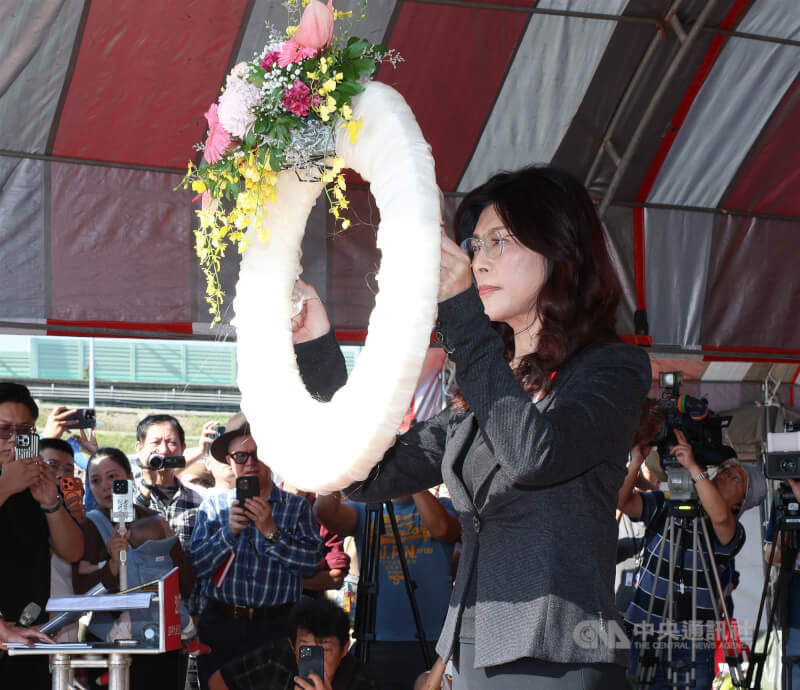 國民黨主席鄭麗文（前）8日下午應邀前往台北市馬場町紀念公園，出席50年代白色恐怖秋祭追思慰靈大會，現場獻花致意。中央社記者謝佳璋攝　114年11月8日