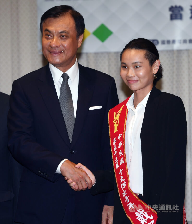 2017年戴資穎（右）獲選十大傑出青年披上當選彩帶。（中央社檔案照片）