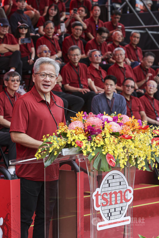 2025年台積電運動會8日上午在新竹縣立體育場登場，輝達（NVIDIA）執行長黃仁勳（圖）出席致詞說沒有台積電，今天沒有輝達，「你們大家幫我蓋輝達，我謝謝你」。中央社記者鄭清元攝　114年11月8日