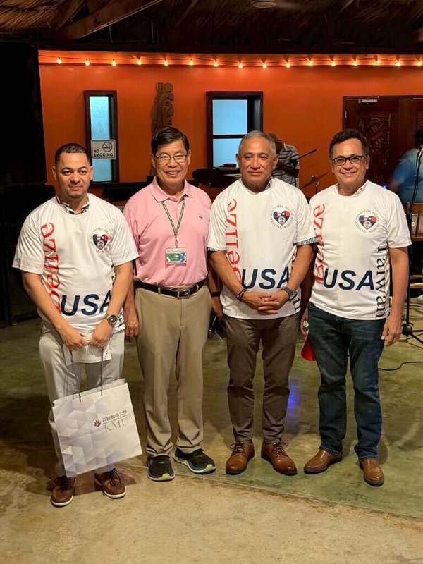 北美洲台灣人醫師協會(NATMA)50人赴台灣友邦貝里斯義診。貝國總理布里仙紐(John Briceno)(右2)穿上義診團制服,向團長許宗邦(左2)致謝。(許宗邦提供)中央社記者林宏翰洛杉磯傳真 114年11月8日