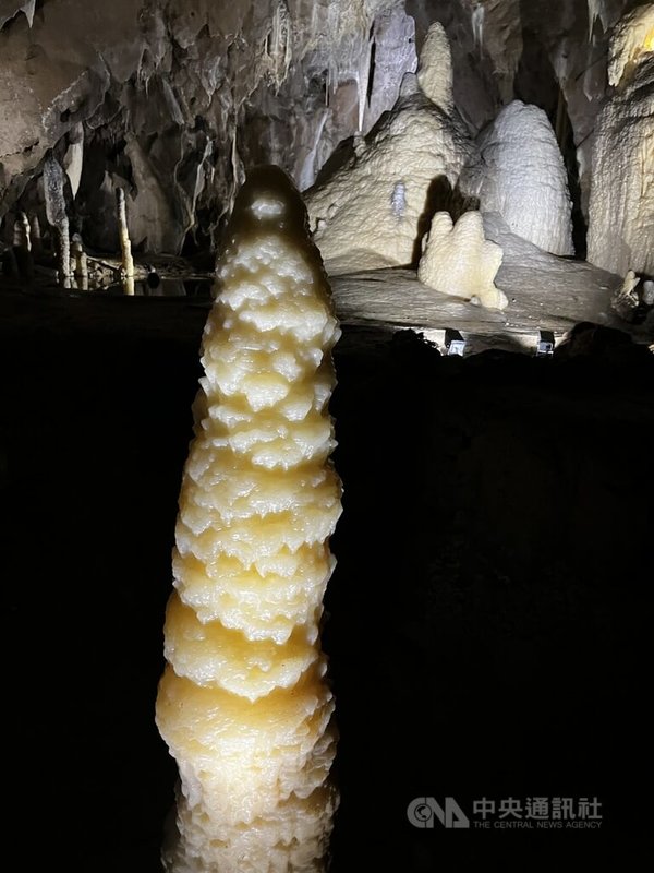 「摩拉維亞喀斯特」是捷克境內最大且最重要的喀斯特地形,面積超過90平方公里,包含約1100個洞穴與峽谷、壯觀的洞廳與鐘乳石結構。由於此地的獨特性,捷克官方正申請競逐聯合國教科文組織(UNESCO)世界自然遺產。中央社記者劉郁葶摩拉維亞攝 114年11月8日