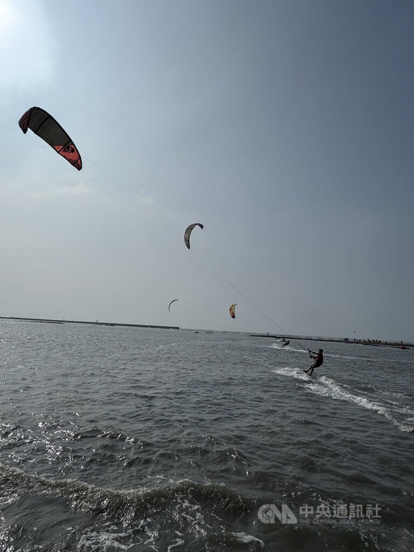 「2025雲林縣第5屆風箏衝浪公開賽及體驗活動」8日登場，吸引來自俄羅斯、法國、瑞士、印度、日本與越南等國和台灣好手齊聚，在海上追風秀絕技。中央社記者姜宜菁攝  114年11月8日