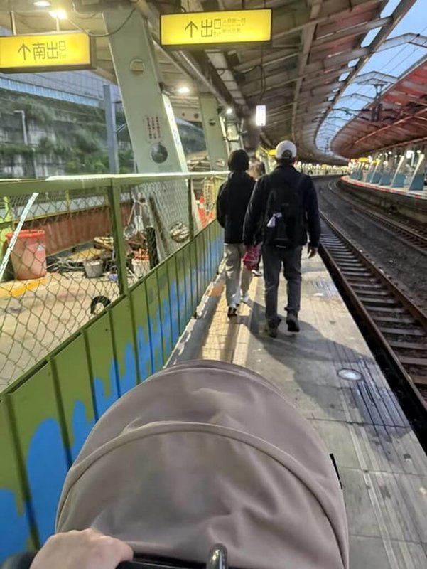 台鐵汐科站正在進行電梯工程，施工圍籬占用月台空間惹民怨。台鐵8日表示，施工單位將設置「月台引導員」引導人流動線，完工後會盡速拆除圍籬。（民眾提供）中央社記者黃旭昇傳真　114年11月8日