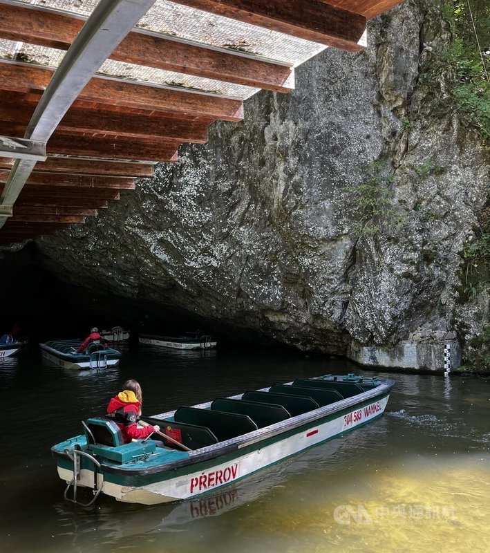 捷克獨特的喀斯特洞穴正爭取列入聯合國教科文組織(UNESCO)世界遺產名錄,此地景觀同時擁有深淵與湧出地表、可供船隻航行的河流,極其罕見。中央社記者劉郁葶摩拉維亞攝 114年11月8日