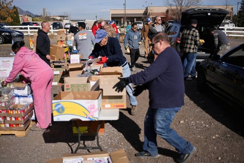 圖為美國科羅拉多州科羅拉多的志工們7日協助將食物裝箱，將運送至食物補給點。（路透社）