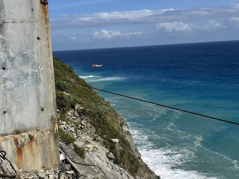 16人組成的團體遊客9日到蘇花公路象鼻隧道下方海灘攀岩遊憩，其中1名女子被大浪捲走溺斃；獲報後，海巡出動無人機搜索，經定位確認溺水者位置後，隨即由空勤總隊出動直升機執行吊掛任務。（花蓮縣消防局提供）中央社記者李先鳳傳真　114年11月9日