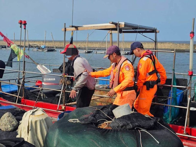 海巡署雲林許厝寮守望哨8日發現一艘漁船疑風浪過大翻覆，通報安檢及巡邏單位，同步請求鄰近漁船前往協助，及時將落海漁民救起。（海巡署提供）中央社記者蔡智明傳真　114年11月9日