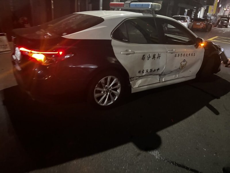 高雄市新興區警方9日凌晨盤查一輛自小客車時，發現車上散發濃厚毒品味，坐在副駕駛座的乘客下車受檢，駕駛則假意配合後發動車輛拒檢逃逸，撞擊警方巡邏車後又衝撞執勤員警，造成巡邏車右側車身損壞。（高市新興警分局提供）中央社記者洪學廣傳真　114年11月9日