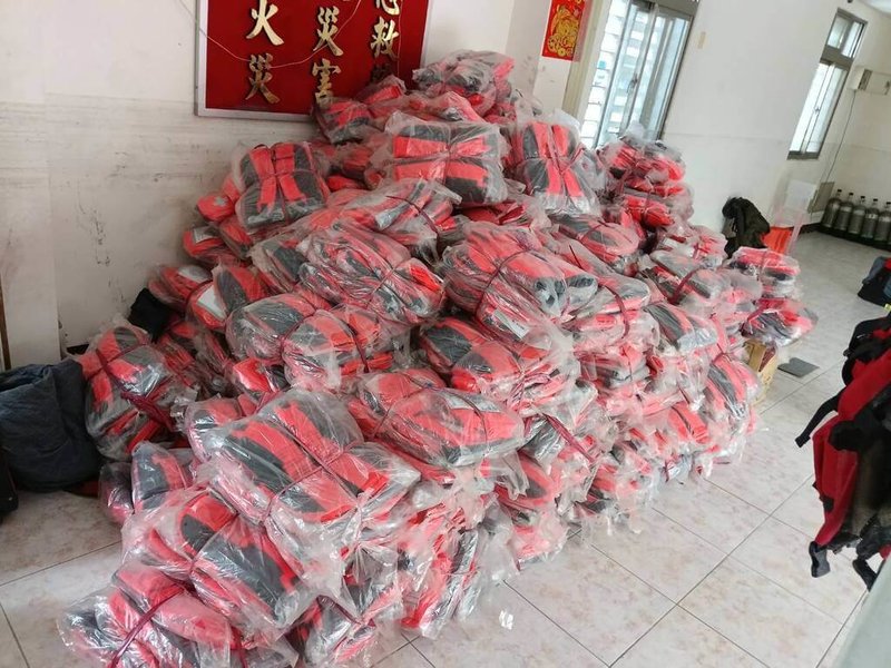 花蓮縣馬太鞍溪堰塞湖災害重創光復鄉，由於氣象預報，颱風鳳凰預估近日接近台灣，花蓮縣消防局特別啟動防颱整備措施，針對受災民眾補發緊急避難救護包，強化防災應變能量，守護縣民安全。（花蓮縣消防局提供）中央社記者李先鳳傳真　114年11月9日