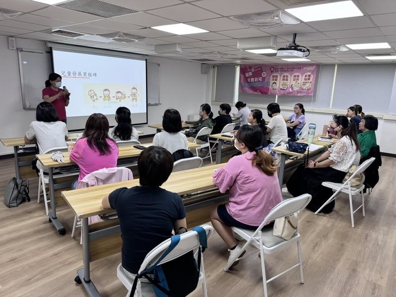 基隆市政府推出免費到宅育兒指導，提供家長餐點準備等共4大項服務，居住基隆市、育有6歲以下兒童，且有照顧需求的家庭，都可透過電話或線上表單申請。圖為育兒指導員培力訓練。（基隆市政府提供）中央社記者王朝鈺傳真　114年11月9日